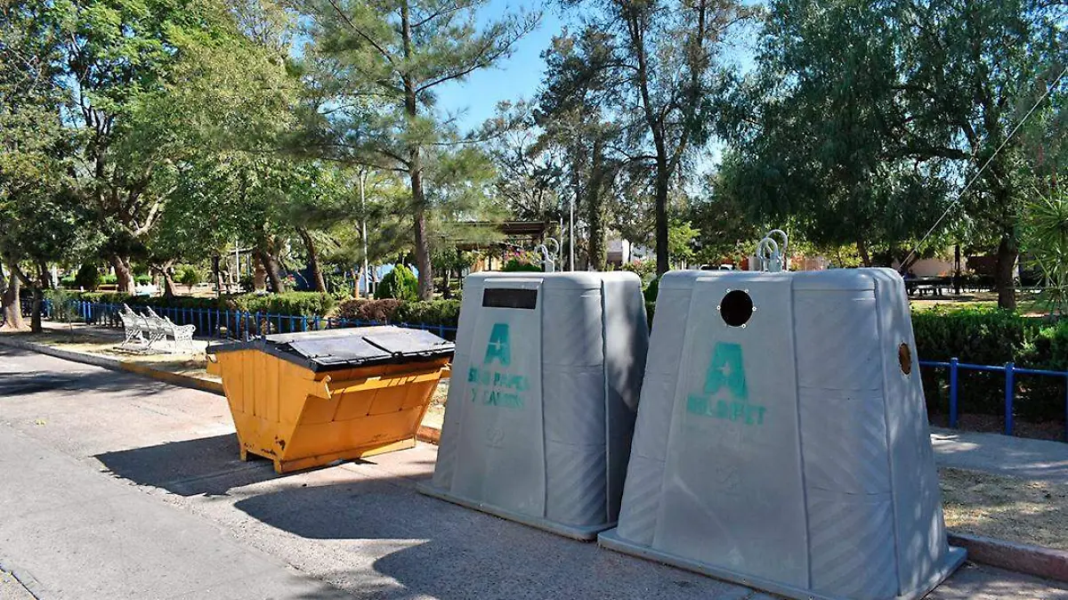 contenedores de materiales de reciclaje