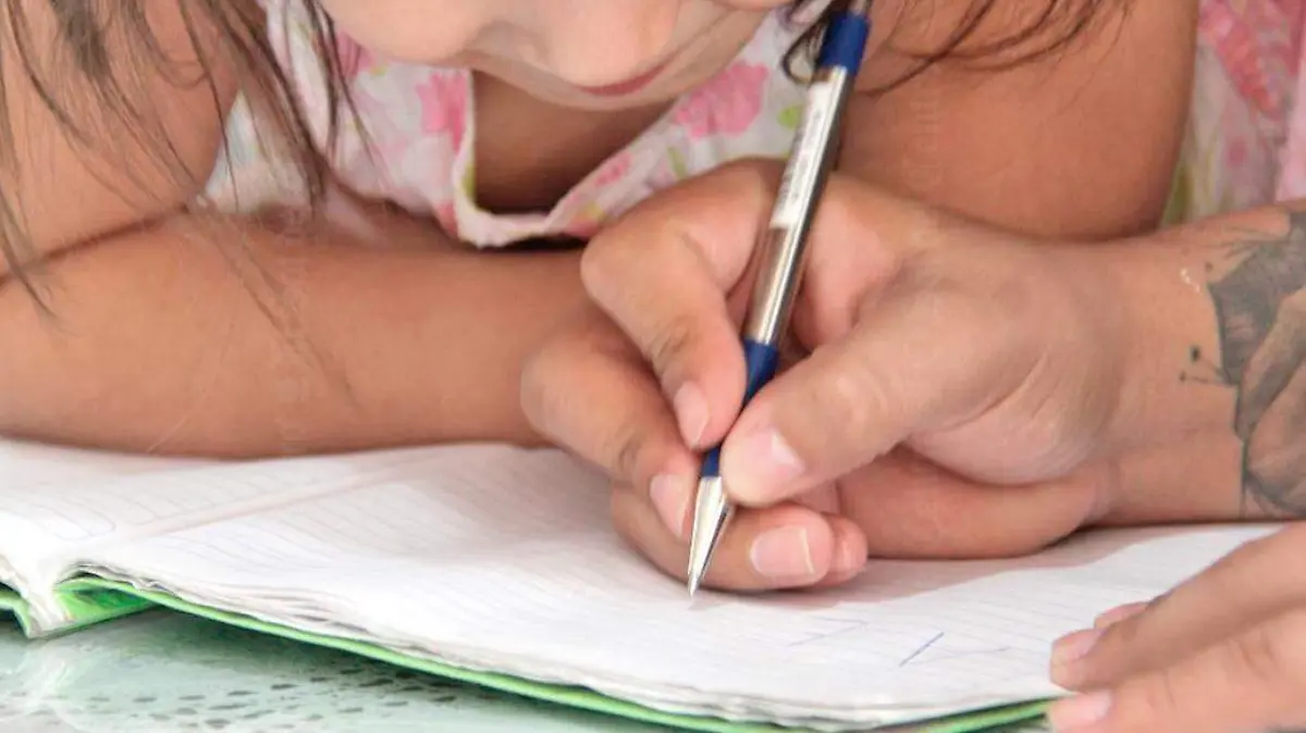 niña leyendo tarea