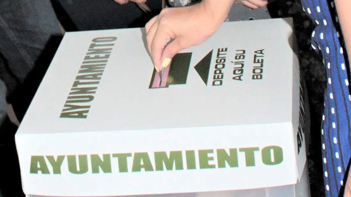 Persona insertando su voto en la urna