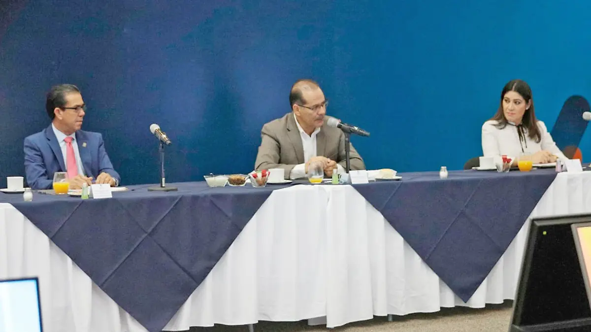 Renuón del gobierno estatal con funcionarios locales