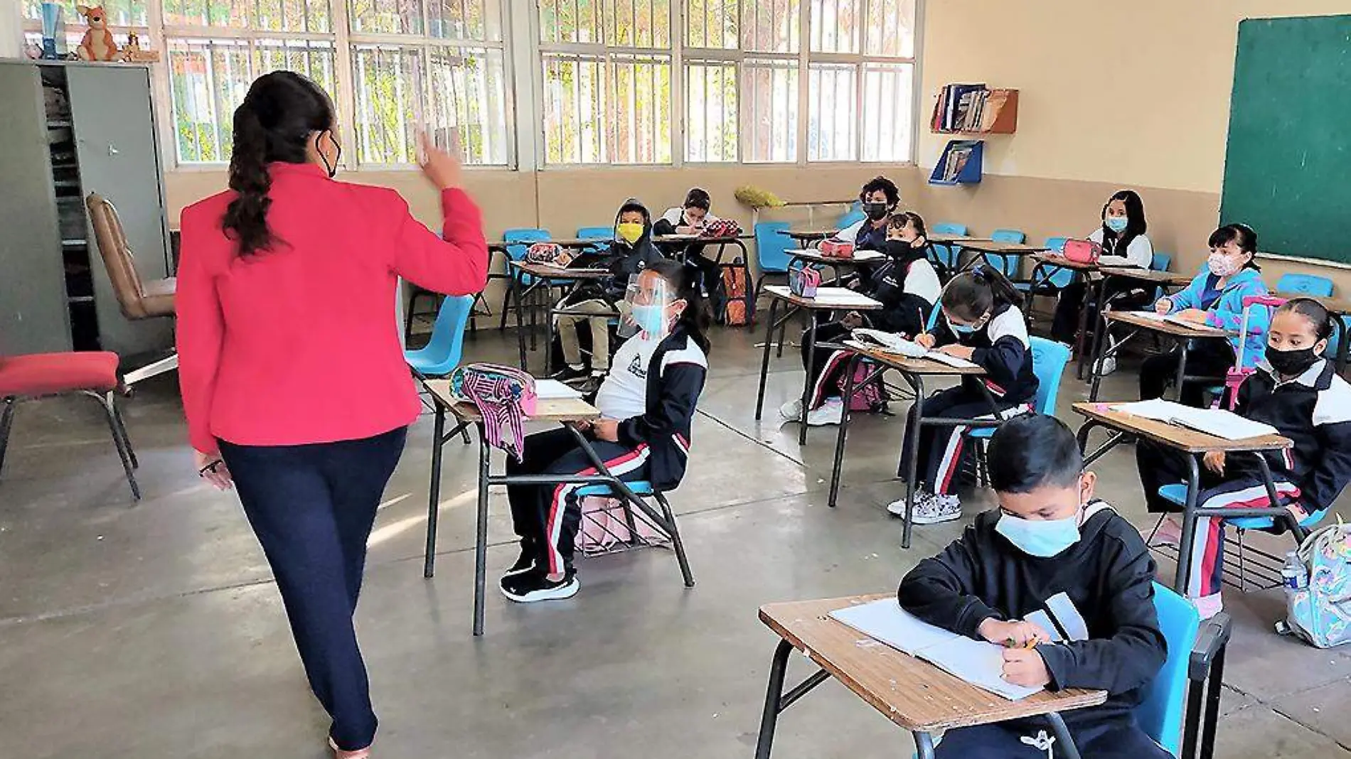 SalónDeClases-Maestra-Alumnos-Pandemia