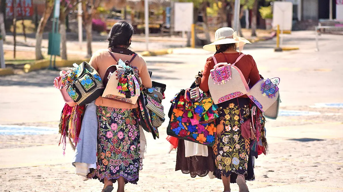 indigenas cargan artesanias