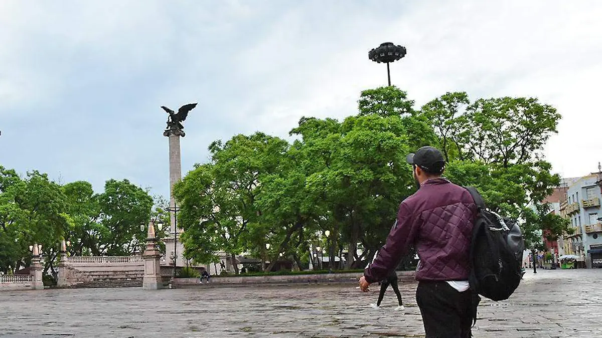 persona caminando plaza de armas