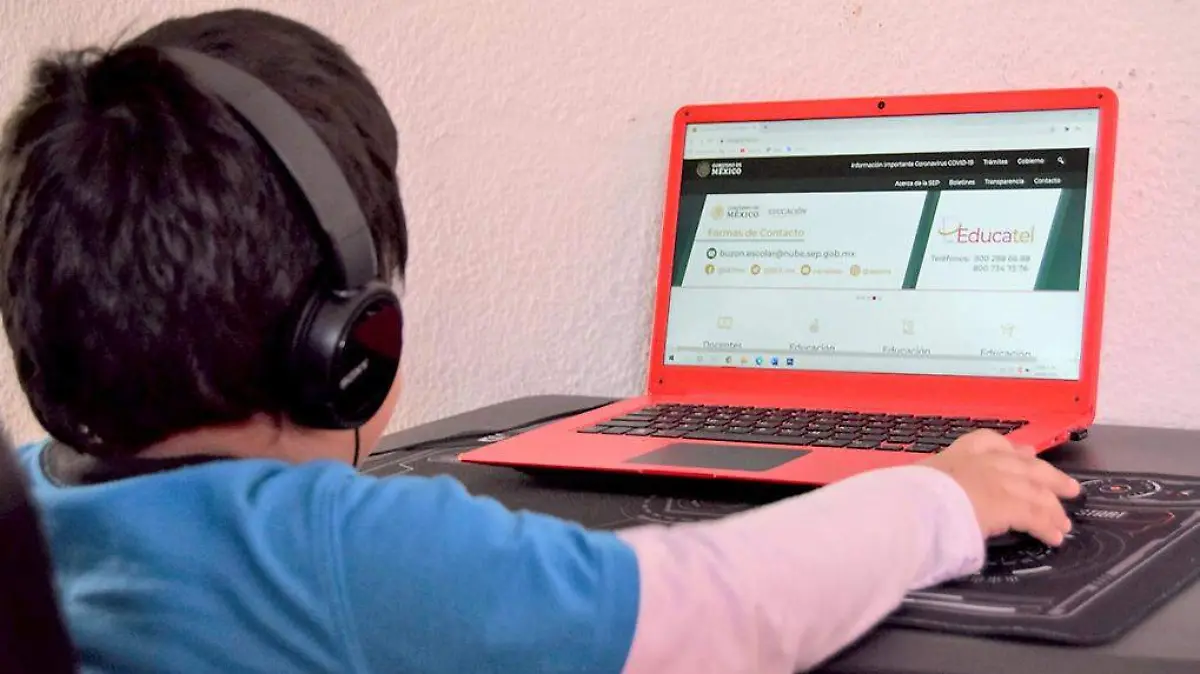 Niño en computadora