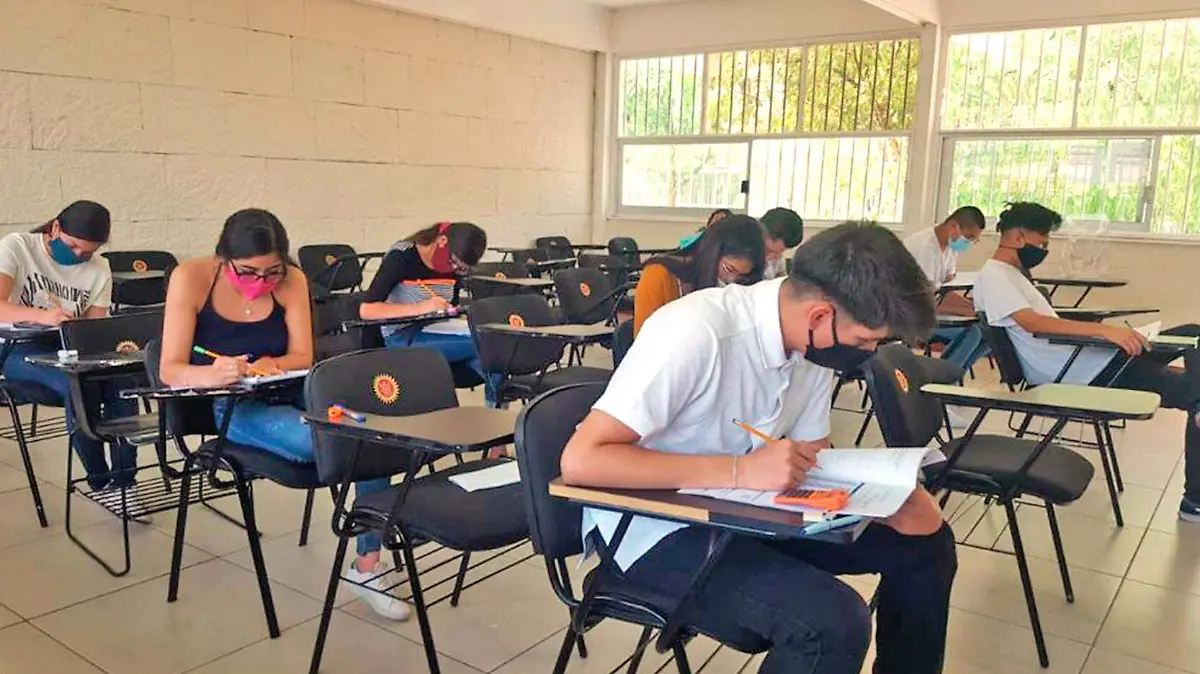 estudiantes con cubrebocas