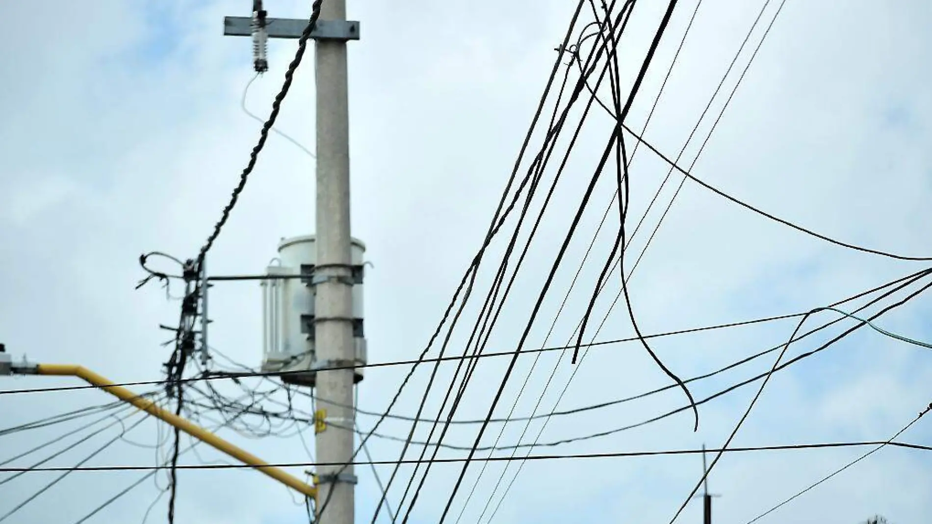 Cables-AlumbradoPúblico-PosteDeLuz-Electricidad