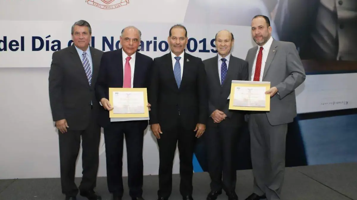 Notarios apoyan al gobernador