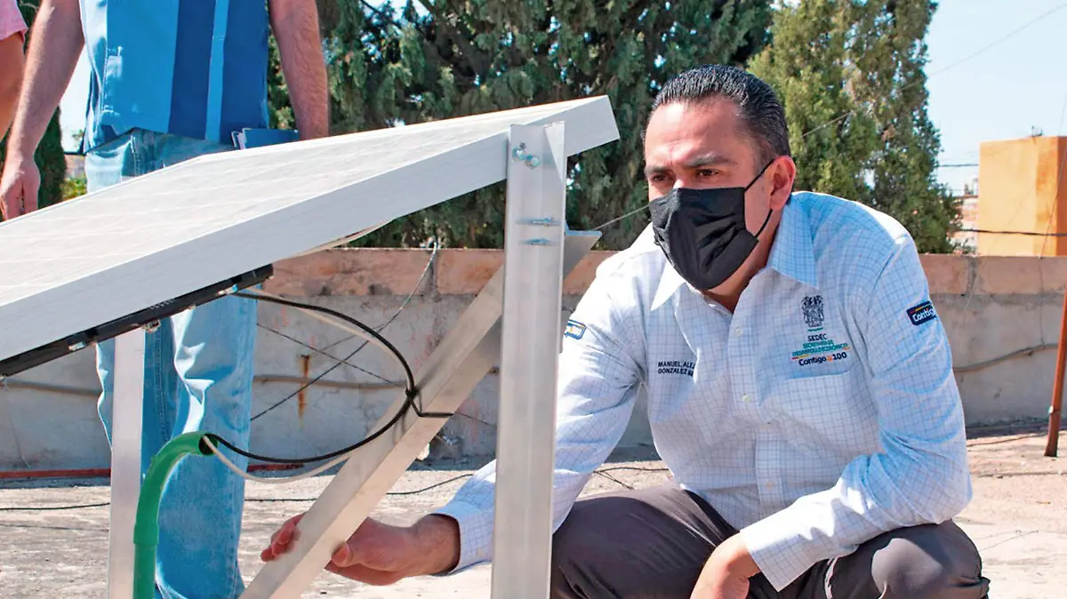 Alejandro Gonzalez titular Sedec Ags con panel solar