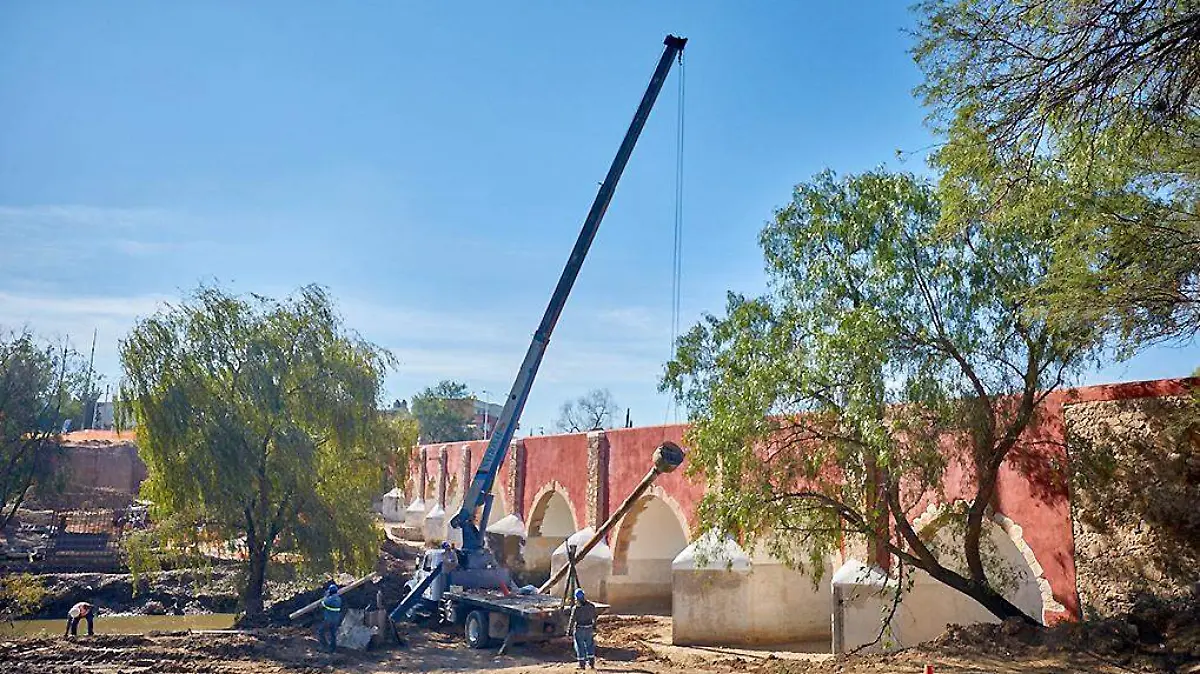 ObraPública-Grua-Construcción-CamioASanIgnacio