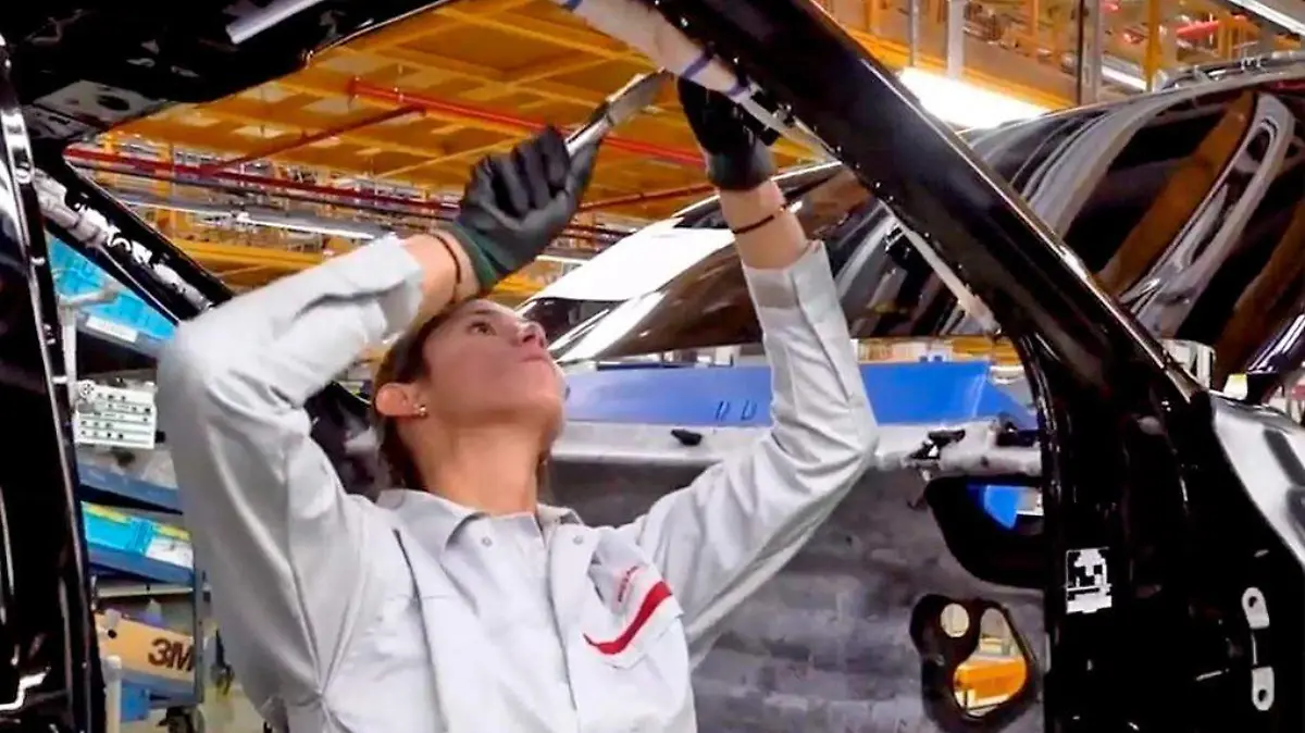 mujer trabajadora automotriz