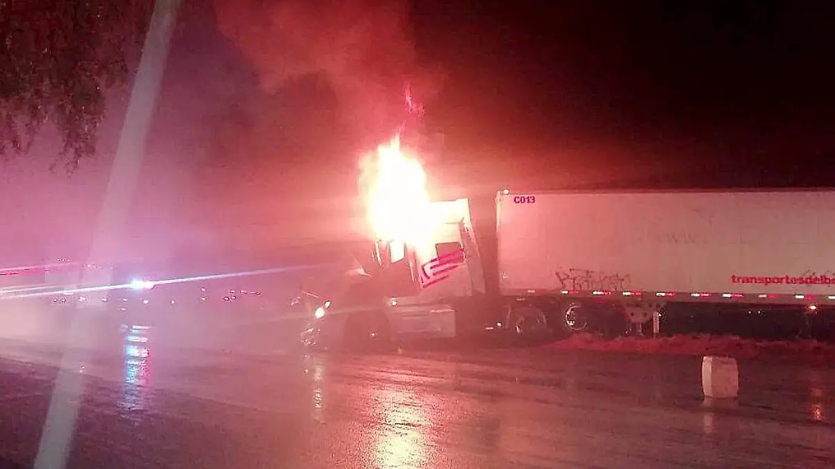 Tráiler incendiándose en la carretera