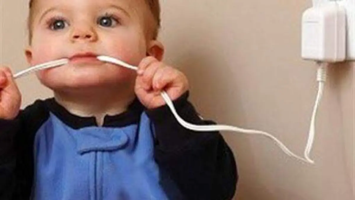 Bebé mordiendo cable