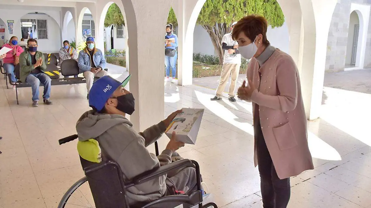 Entrega DIF Estatal aparatos auditivos