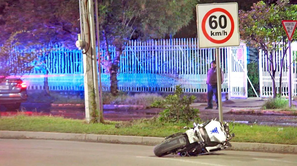 motocicleta debajo de un disco de velocidad