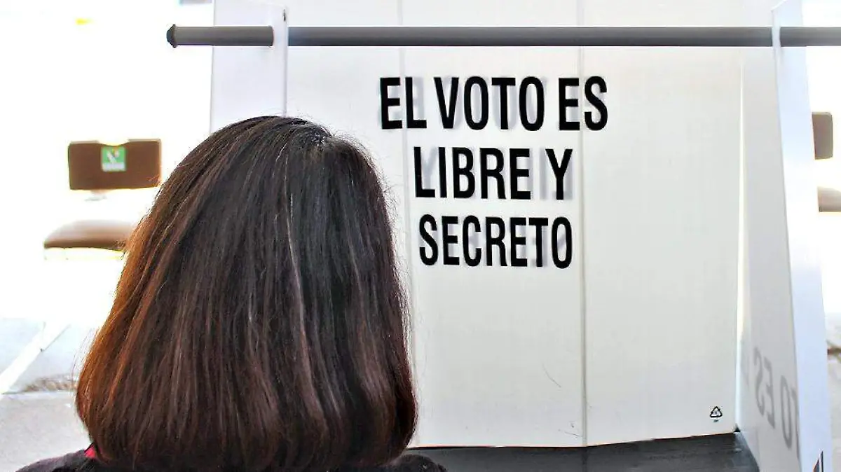 persona en urna de votacion