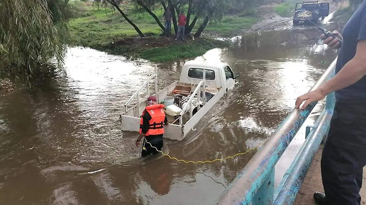 Camioneta-Inundaciones-Lluvias