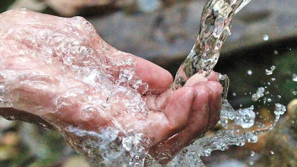 mano agua