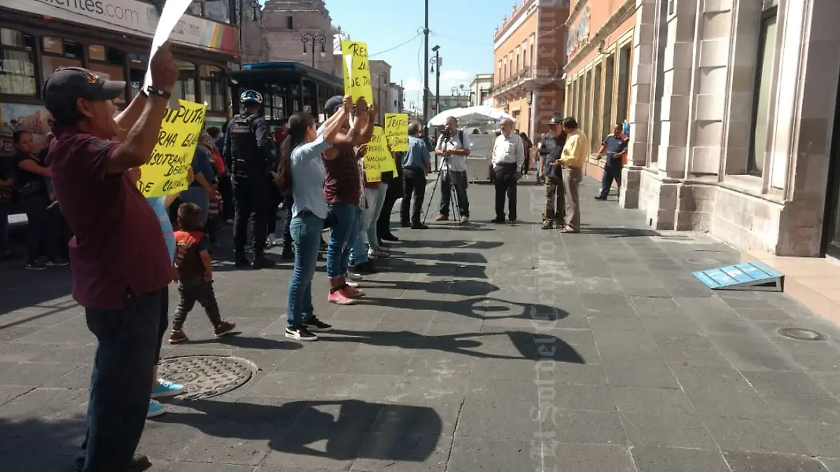 Protestas contra legisladora 2