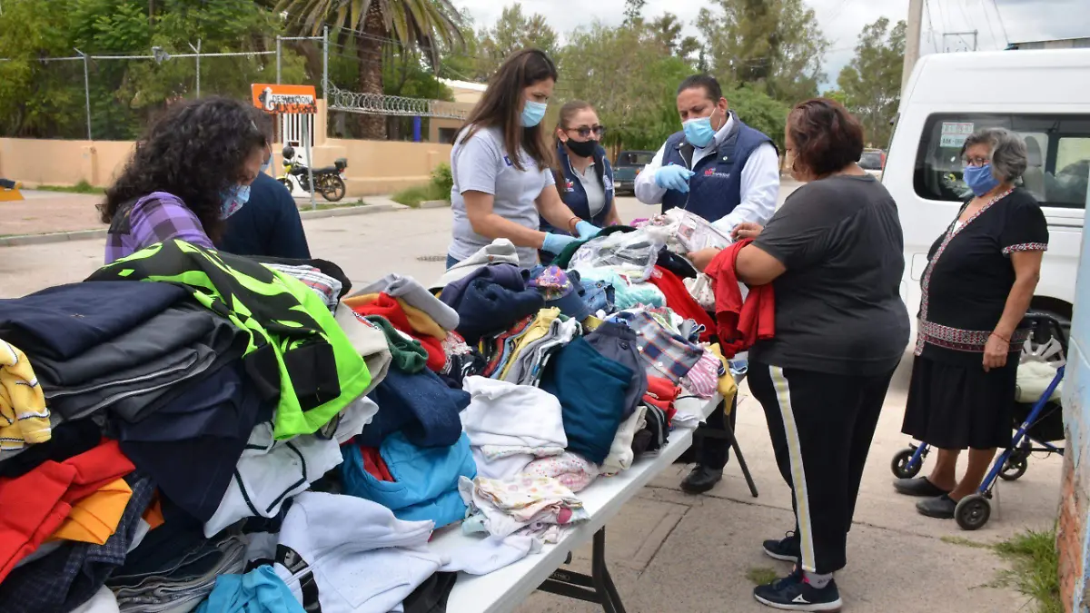 Entrega de ropa DIF Municipal 2