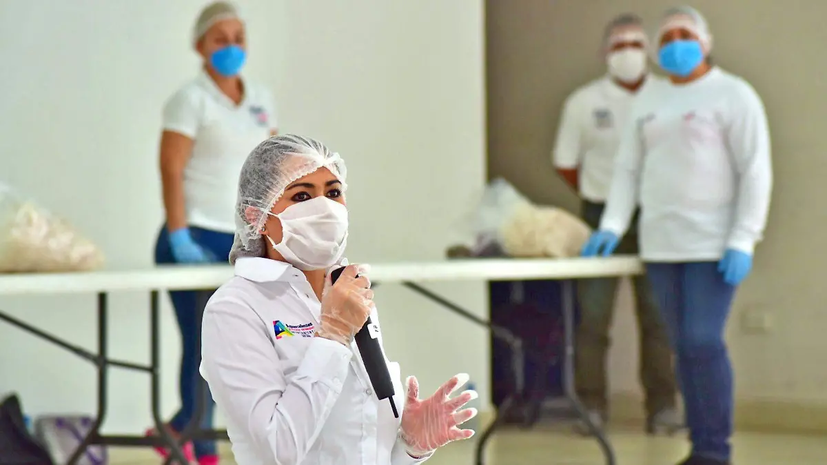alcaldesa en entrega de alimentos