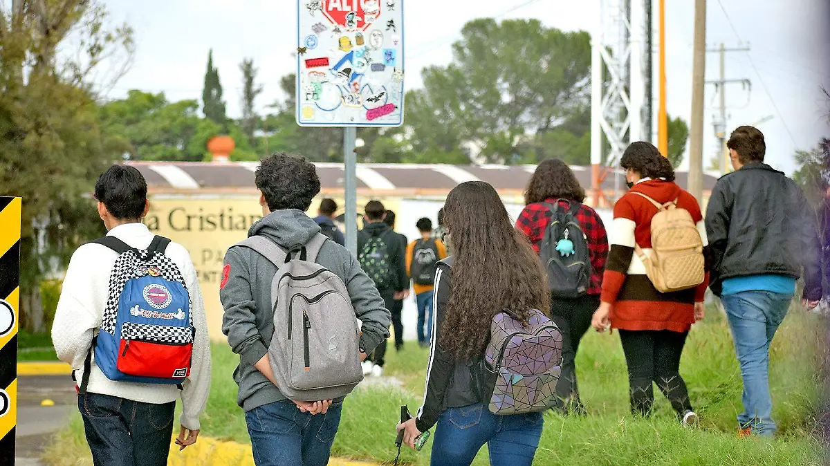 estudiantes jovenes caminando