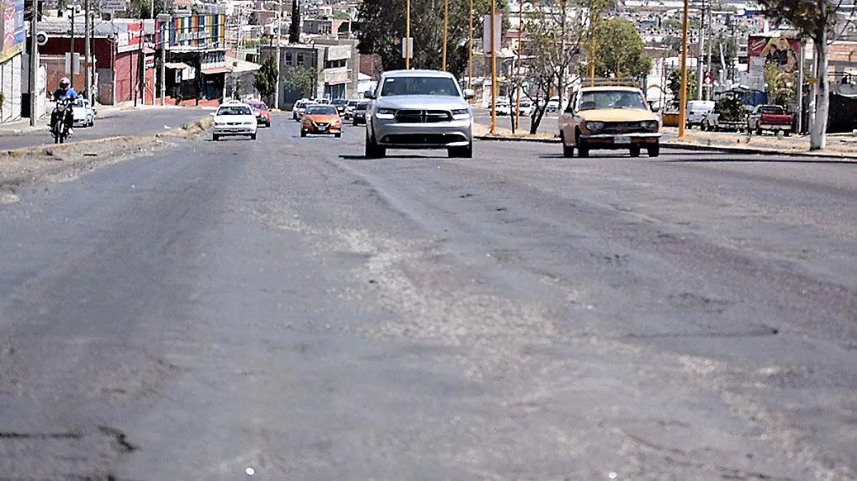 Autos transitando por vialidades en mal estado