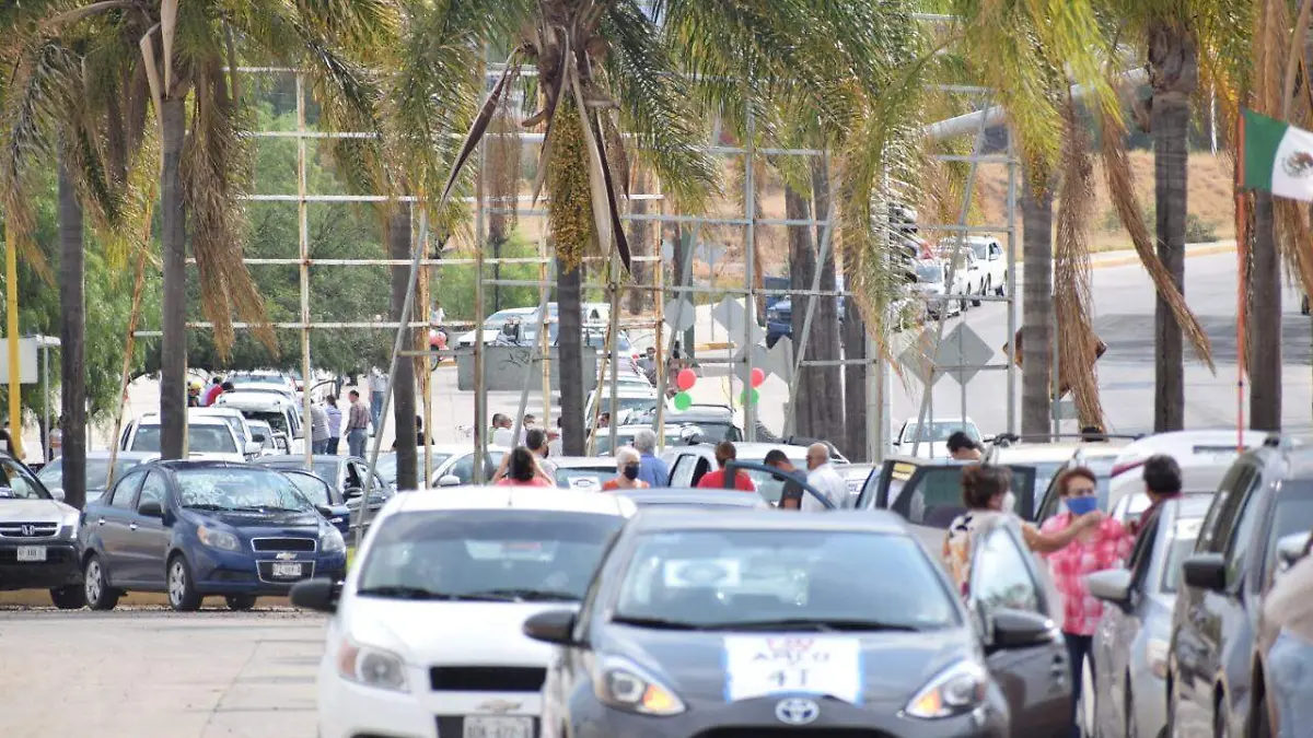 Buscan frenar a López