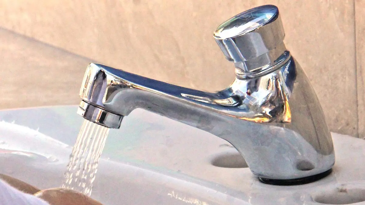 maneral de agua lavabo