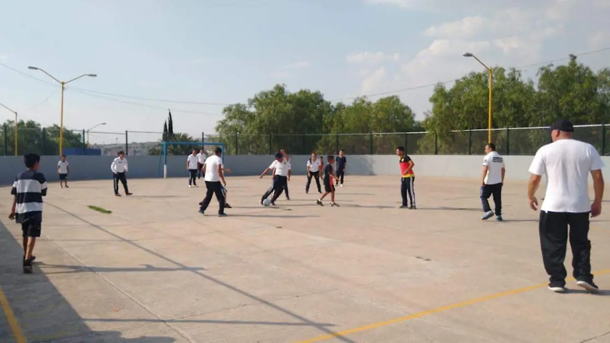 Jovenes jugando