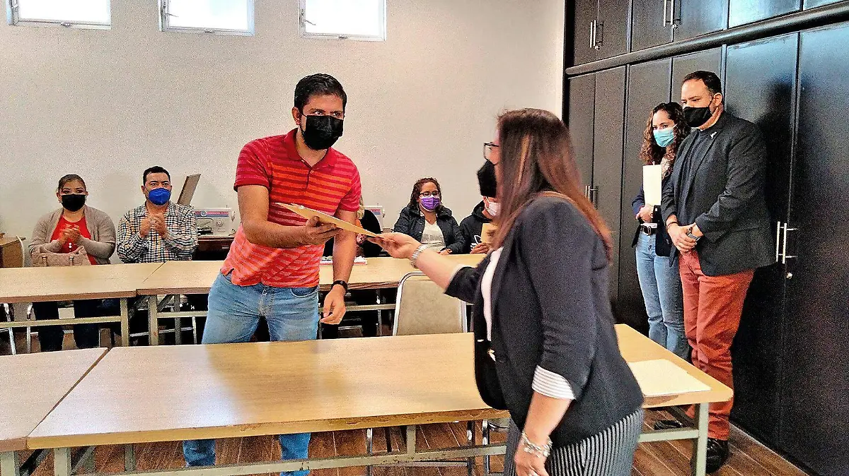 padre adoptivo recibe constancia