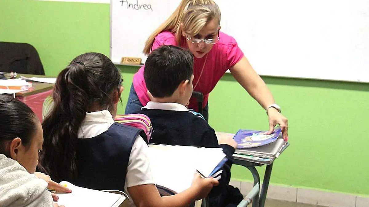 Maestra enseñando a sus alumnos