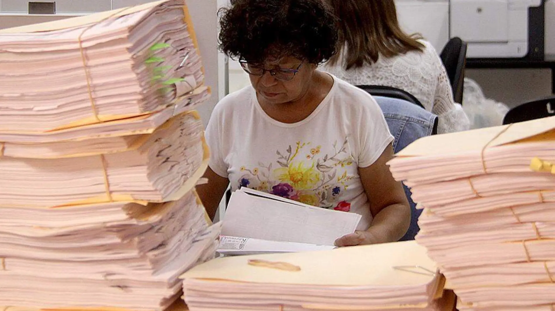 Mujer-documentos-demandas-trámites