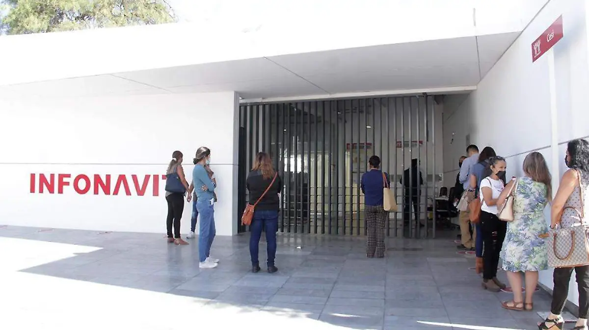 Infonavit-Edificio-Personas-Fachada