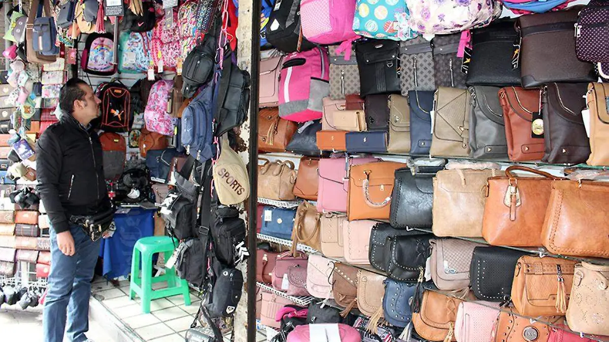 Vendedor de bolsas y mochilas