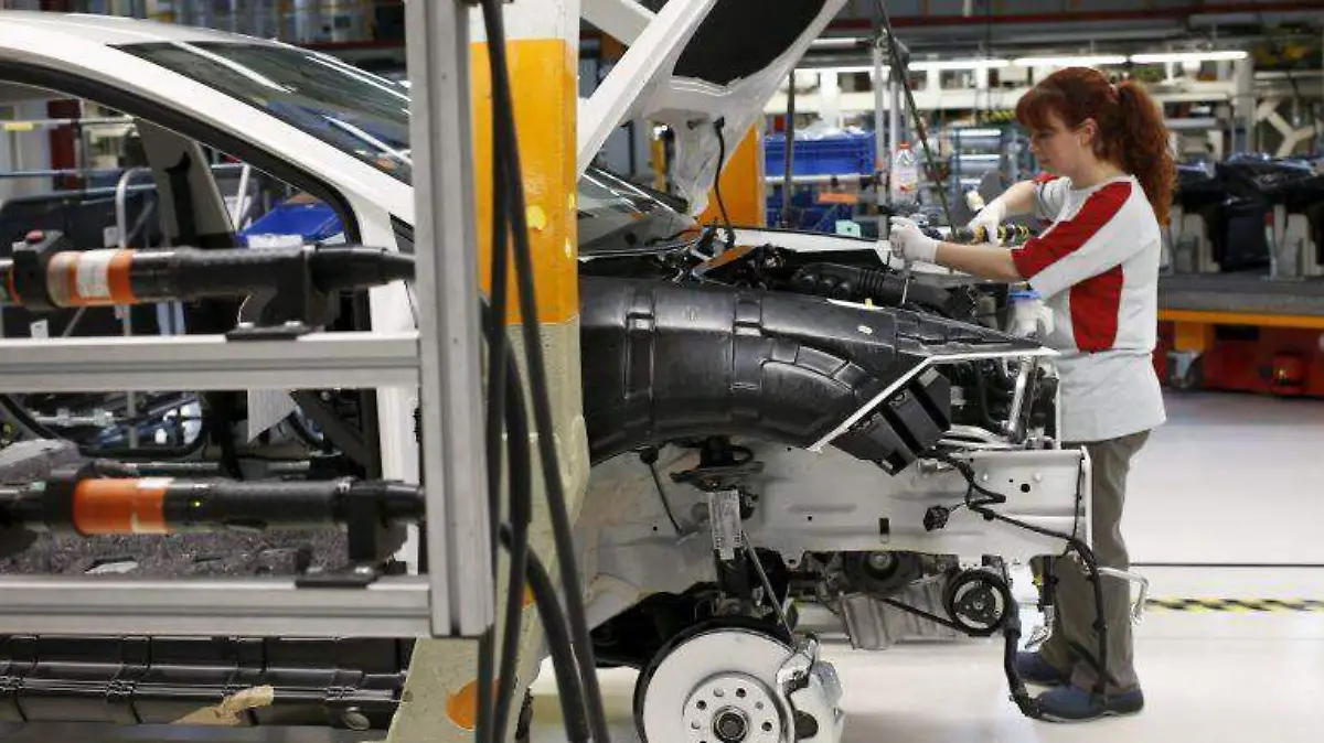 Trabajadora industria automotriz 2