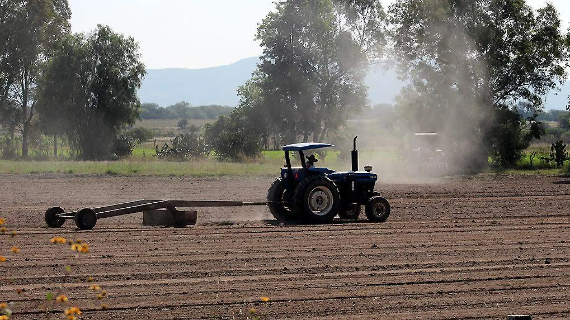 Tractor-Cosecha-Campo-Agricultores