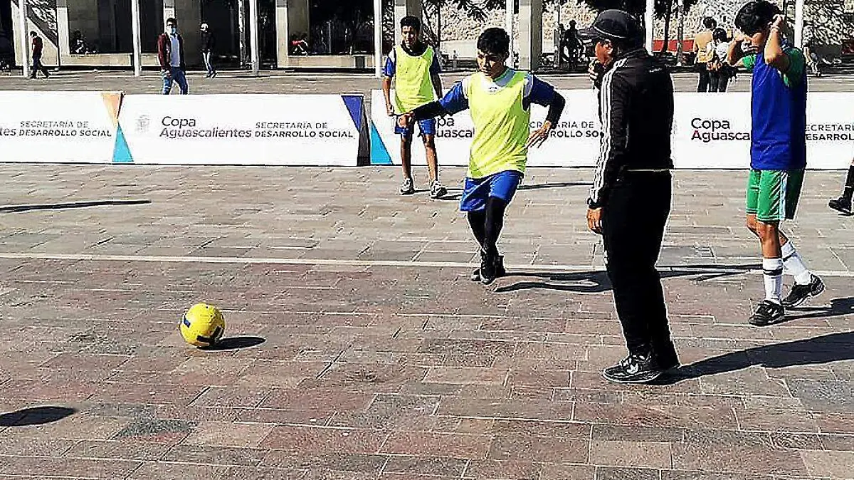 Futbol-Futbolistas-FeriaDeportiva