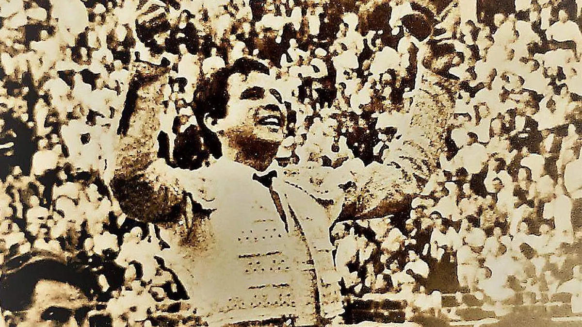 Torero Eloy Cavazos celebrando