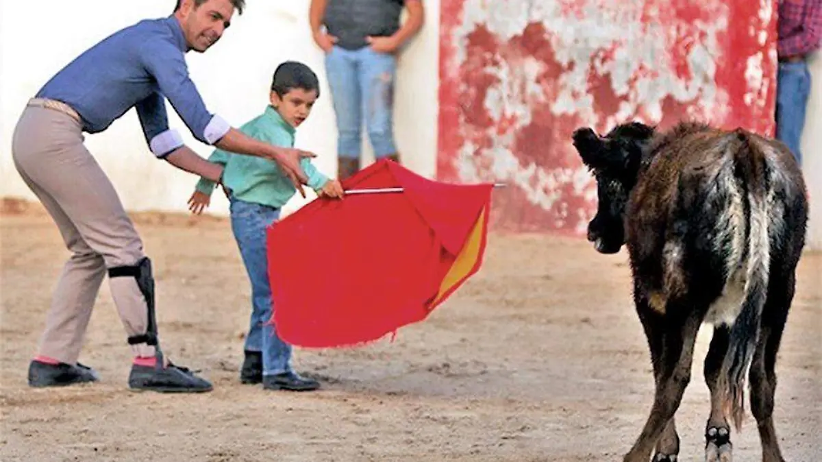 Niño aprende a torear