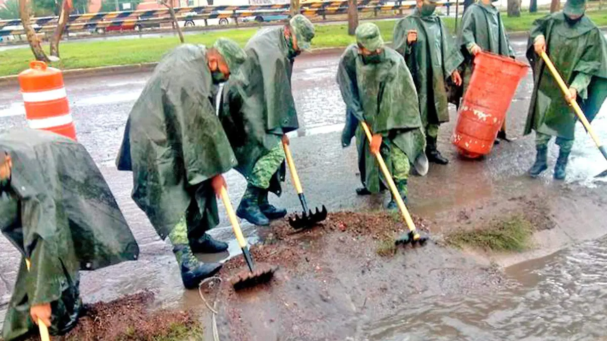 militares trabajando