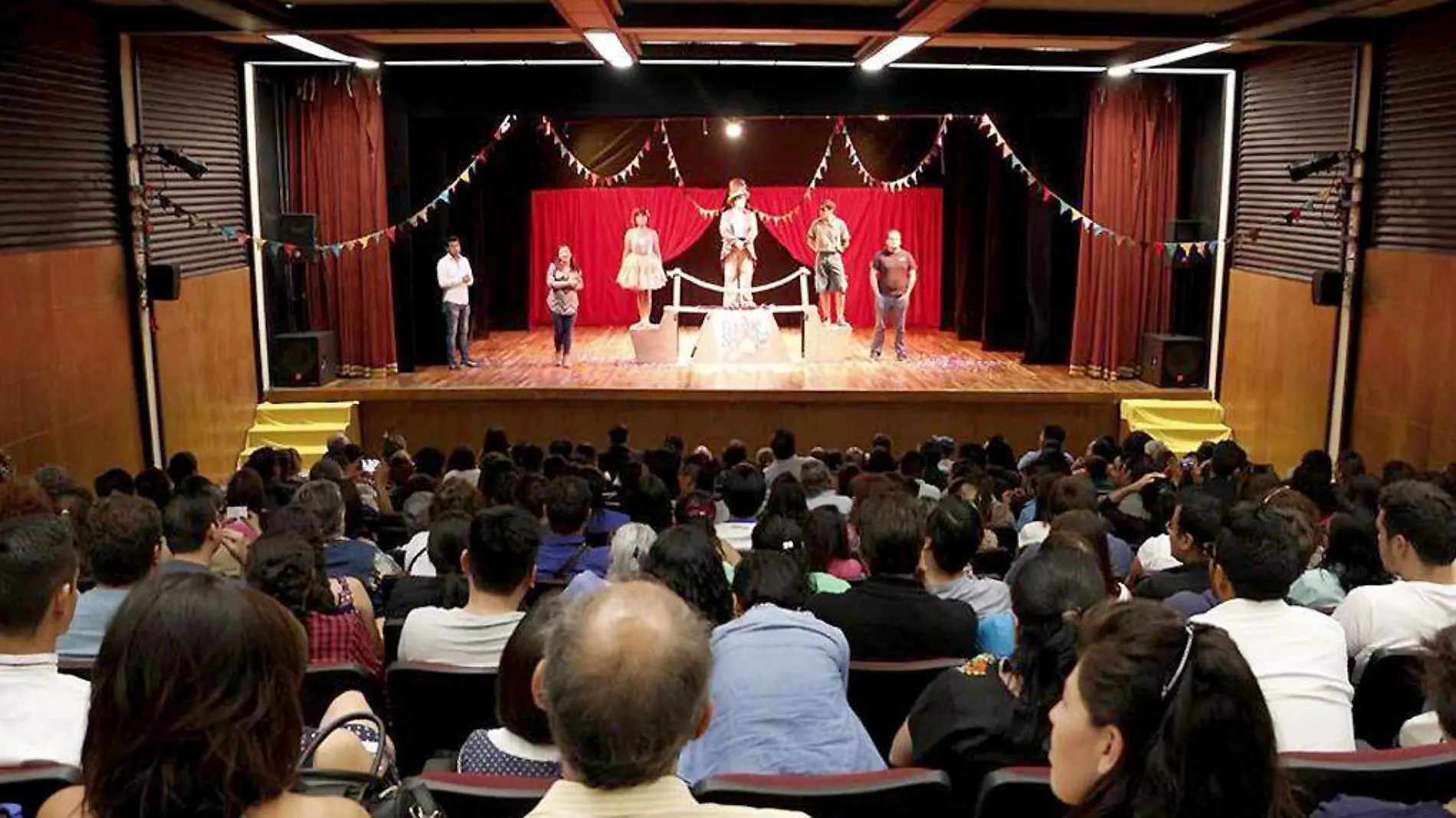 Escenario-ObraDeTeatro-DeVueltaAlTeatro