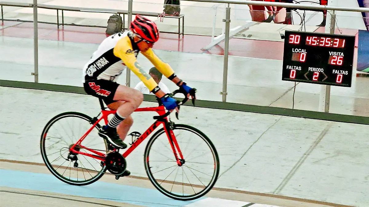 Victor Eljure ciclista en velodromo