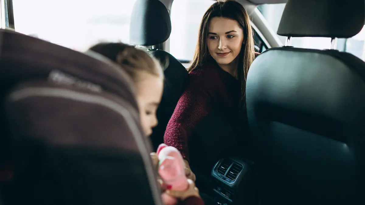 mother-with-little-daughter-sitting-in-the-back-of-the-car-in-car-seat