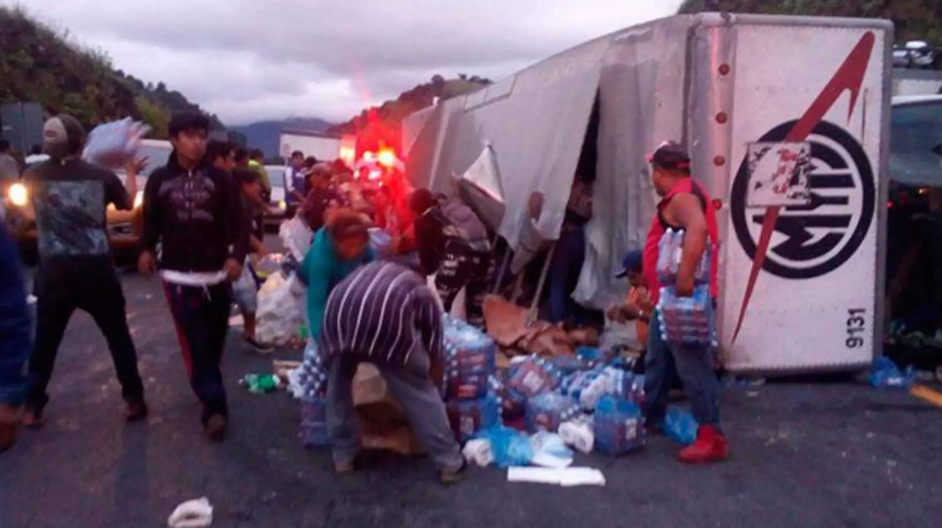 rapina-viveres-oaxaca-accidente-camion