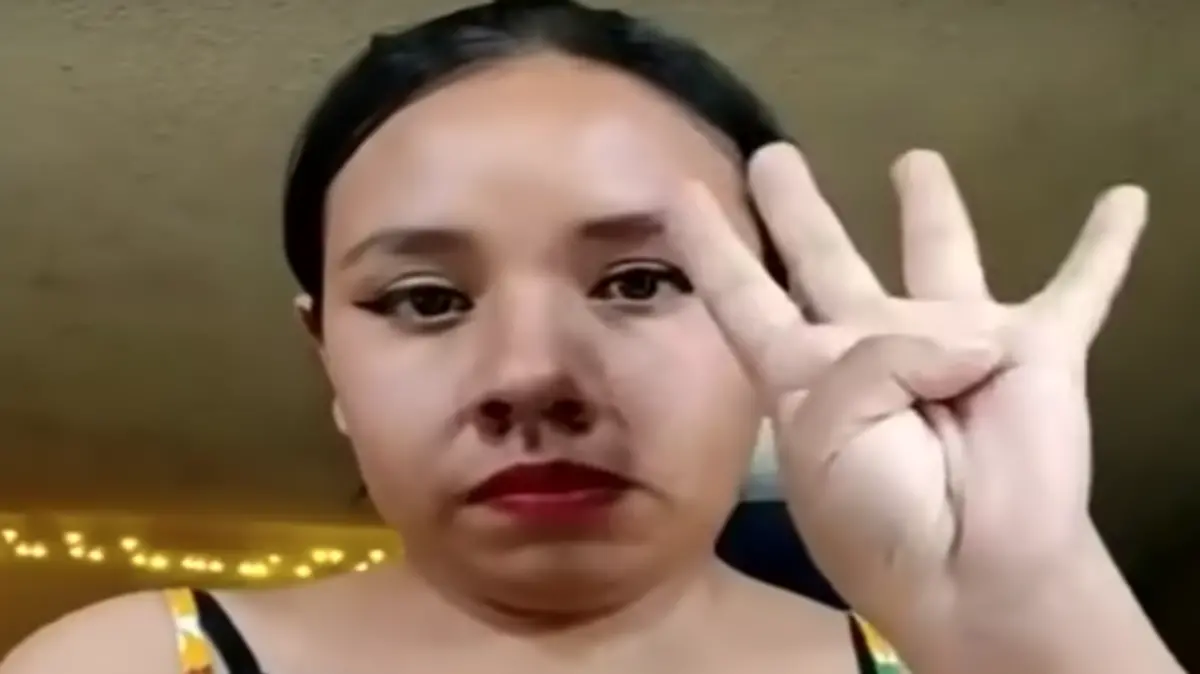 MUJER-SEÑAL DE AUXILIO