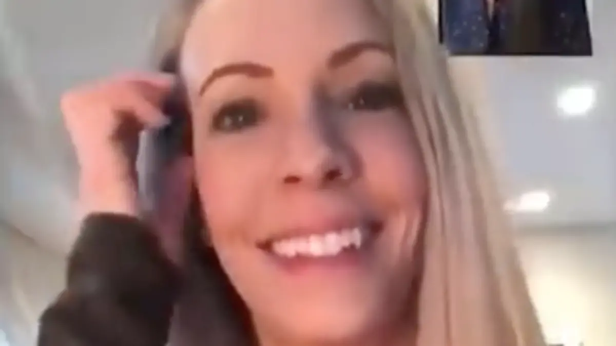 MUJER-SEÑAL DE AUXILIO