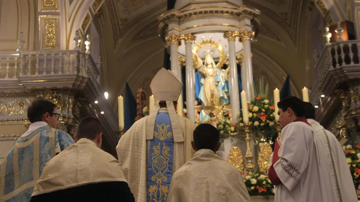 RELIGIOSO-SACERDOTE-IGLESIA-PARROQUIA