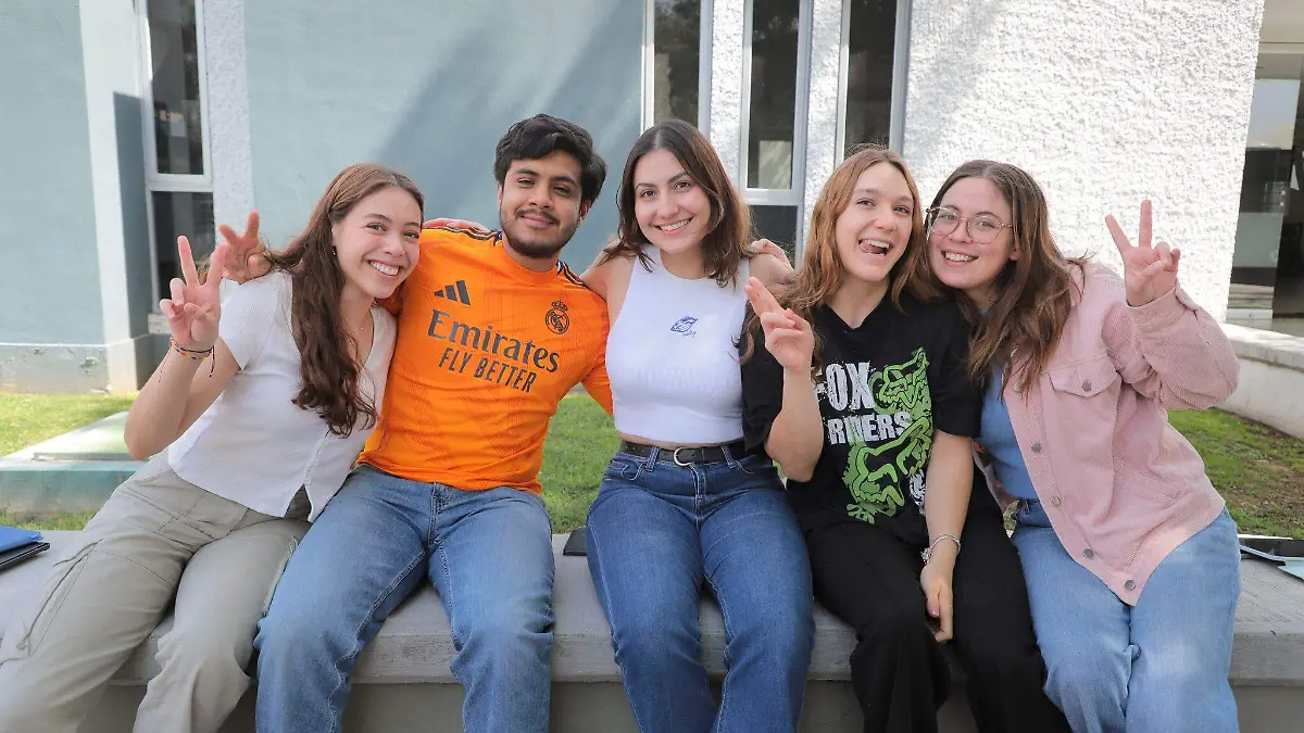 ESTUDIANTES-UNIVERSIDAD-UAA