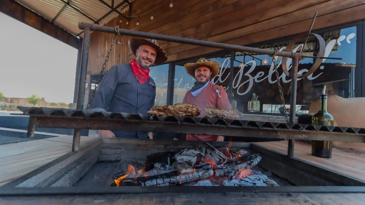 Los hermanos Rodrigo y Juan Pablo Revuelta cocinan a los visitantes