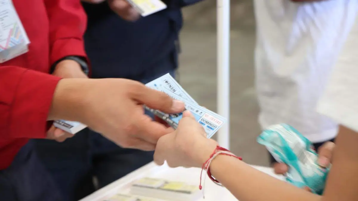 LARGAS FILAS-ILUSSION ON ICE-PATRONATO